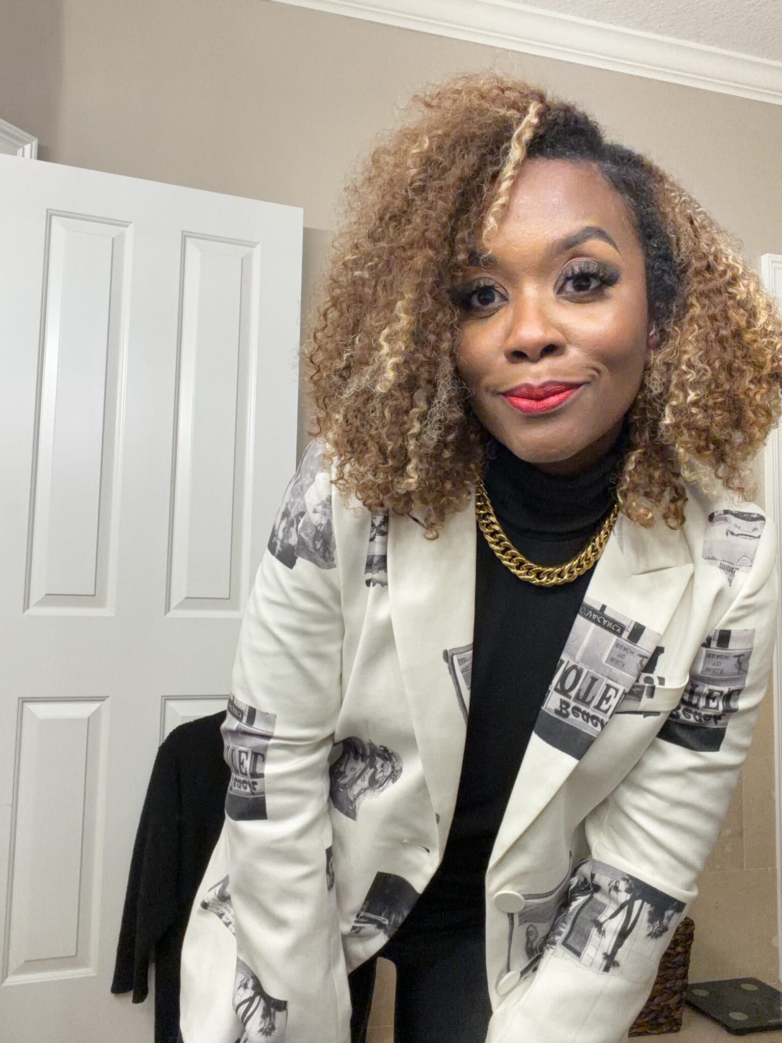 Luxury evening styling details for a Desigual blazer featuring a chunky gold chain necklace and a heart crossbody bag.